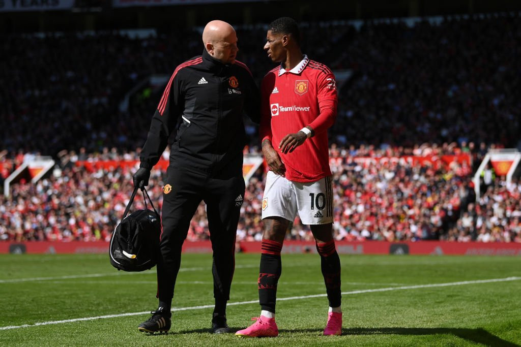 Rashford tập tễnh rời sân.