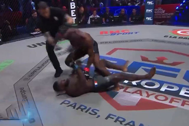 Cedric Doumbe hạ gục đối thủ.