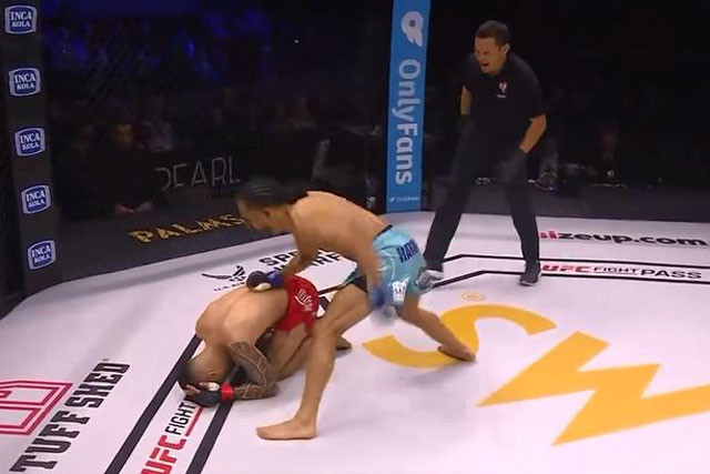 Aupuni Pagaoa gục ngã sau cú ra đòn của đối thủ. Aupuni Pagaoa gục ngã sau cú ra đòn của đối thủ.