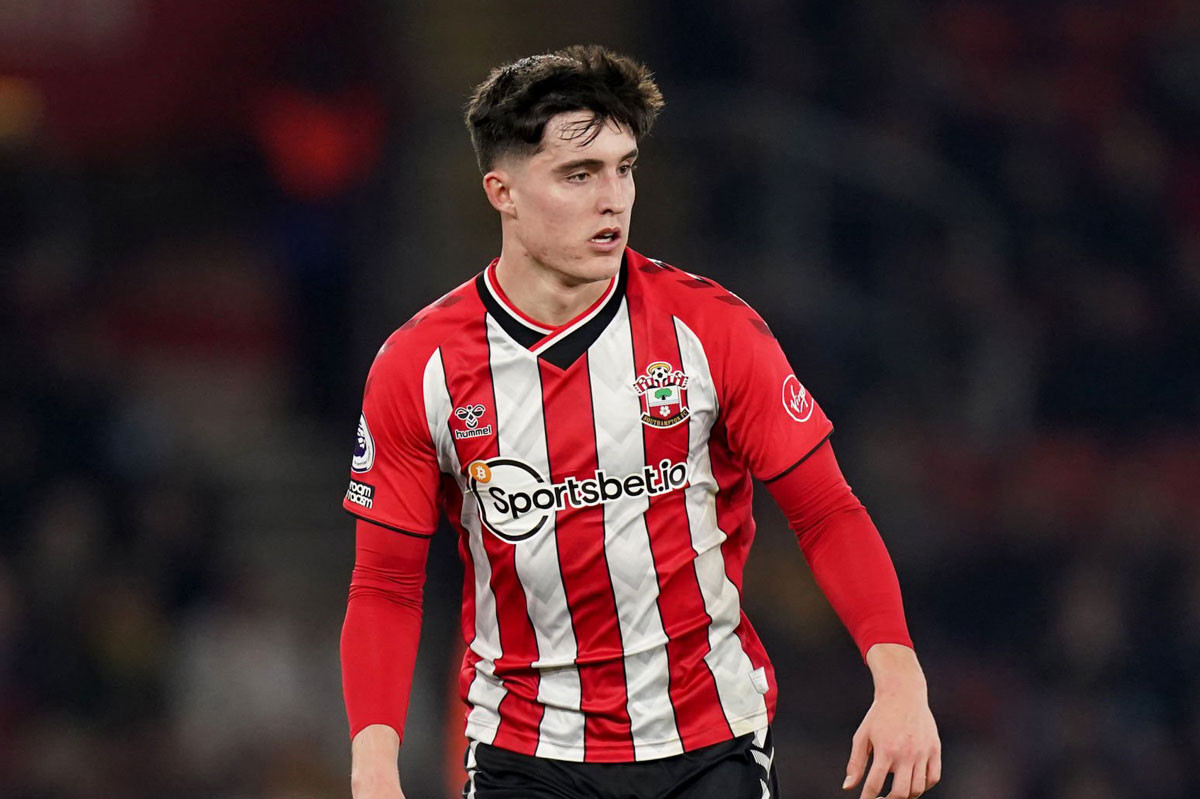 Hậu vệ phải: Tino Livramento (Southampton, 20 tuổi, định giá chuyển nhượng: 25 triệu euro).