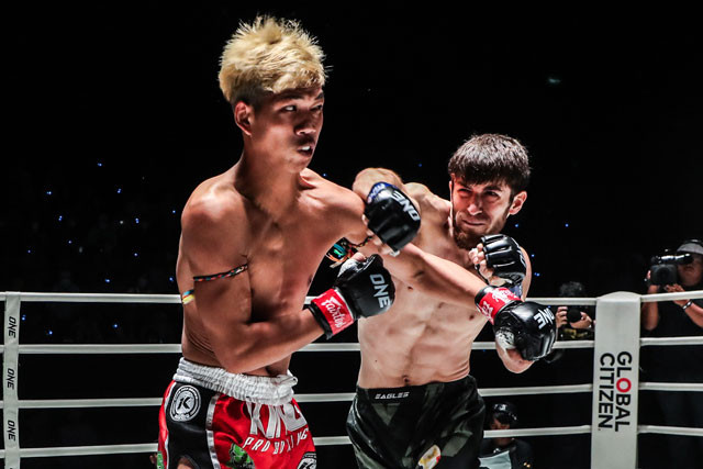 Ilyas Musaev ra đòn chính xác. Ilyas Musaev ra đòn chính xác.