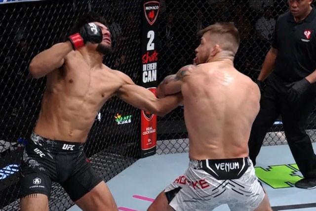 Charles Radtke (phải) ra đòn trúng Gilbert Urbina.