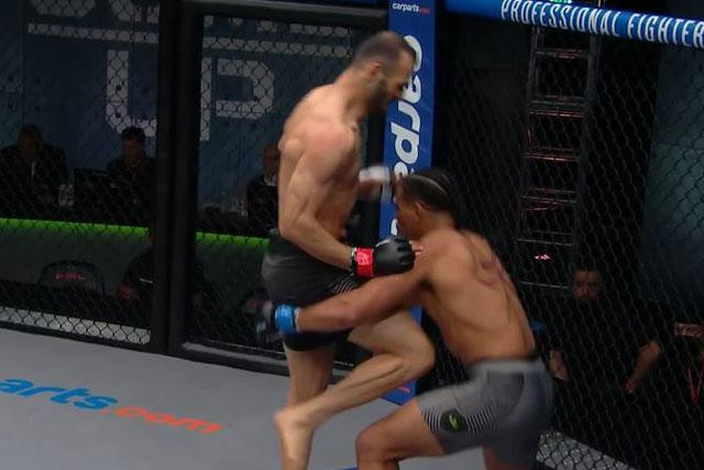 Jarrah Hussein Al-Silawi ra đòn hạ gục đối thủ. Jarrah Hussein Al-Silawi ra đòn hạ gục đối thủ.