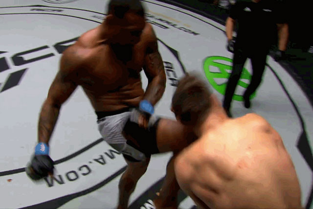 Caio Bittencourt (trái) ra đòn chính xác.