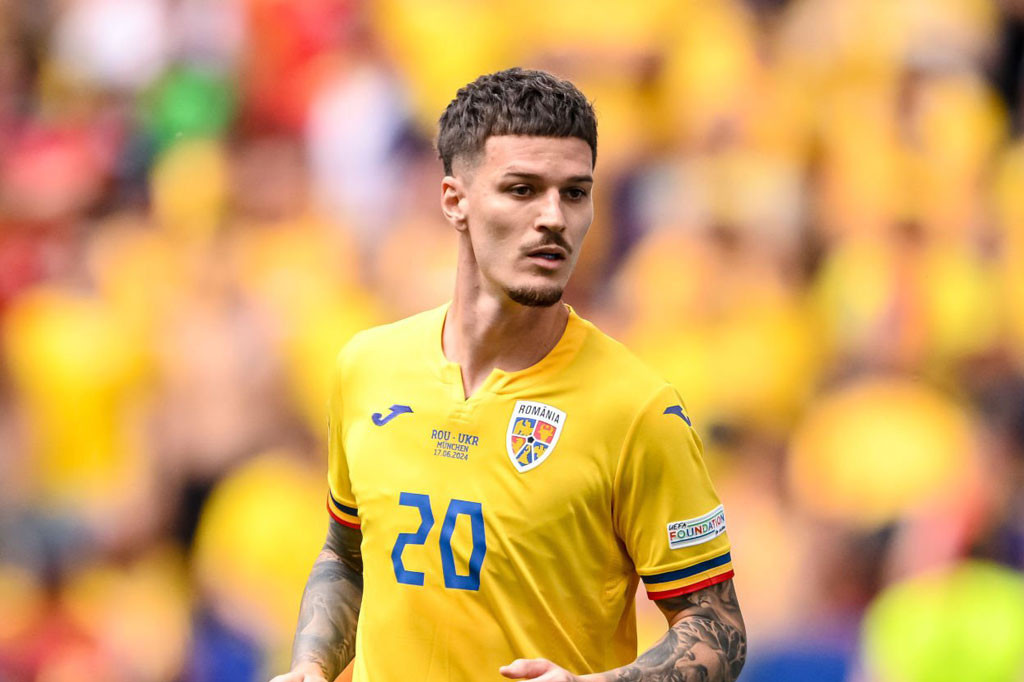 Tiền vệ phải: Dennis Man (Romania).