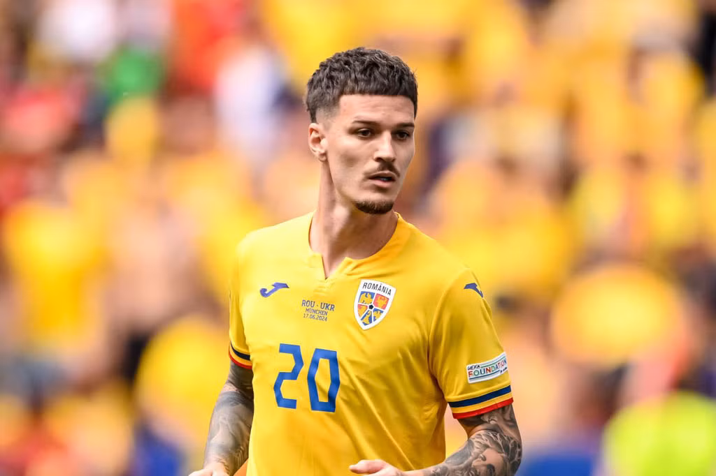 Tiền vệ phải: Dennis Man (Romania).
