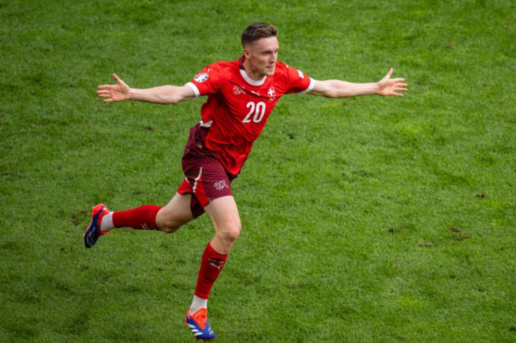 Hậu vệ trái: Michel Aebischer (Thụy Sĩ).