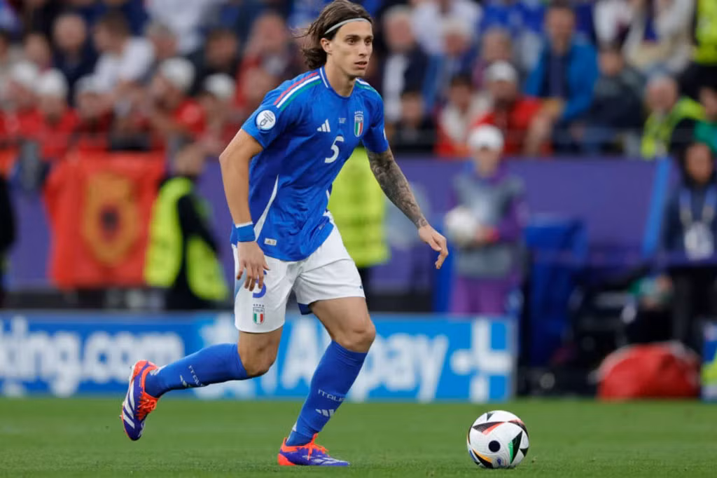 Trung vệ: Riccardo Calafiori (Italia).