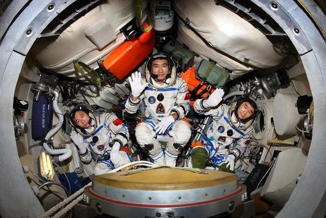 Nhóm phi hành gia Trung Quốc. Ảnh CCTV. Nhóm phi hành gia Trung Quốc. Ảnh CCTV.