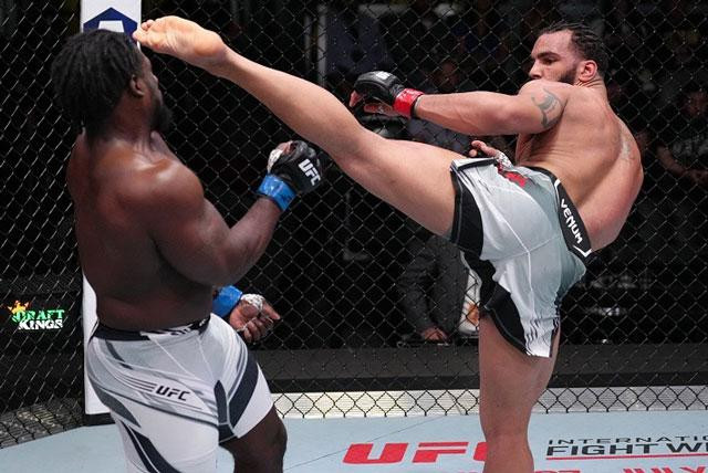 Devin Clark ra đòn về phía William Knight.