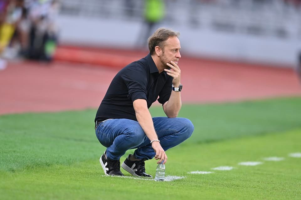 HLV Polking hài lòng với tinh thần thi đấu của các cầu thủ Thái Lan. HLV Polking hài lòng với tinh thần thi đấu của các cầu thủ Thái Lan.