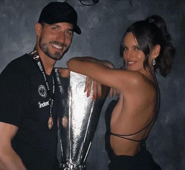 Izabel Goulart là cựu người mẫu của Victoria's Secret. Cô hẹn hò với Kevin Trapp vào năm 2015 và đã đính hôn 3 năm sau đó.