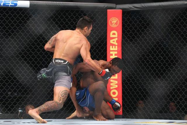 Punahele Soriano đấm gục đối thủ. Punahele Soriano đấm gục đối thủ.