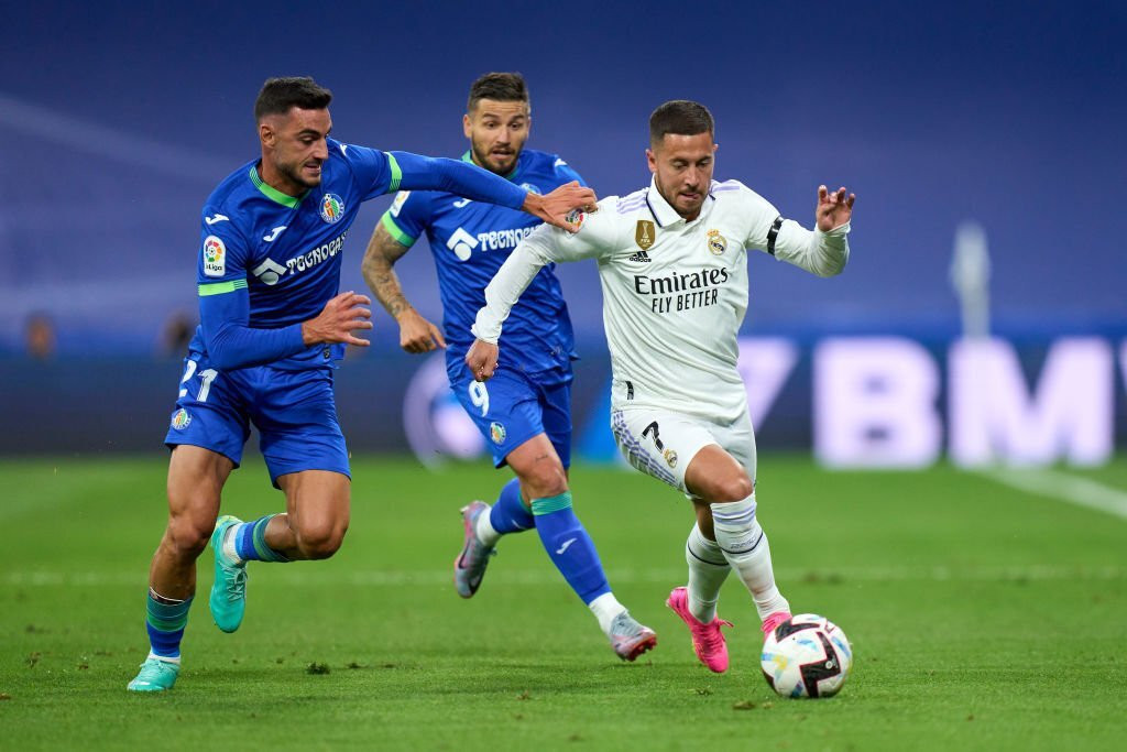 Real (áo trắng) thi đấu hoàn toàn bế tắc trong hiệp 1. Real (áo trắng) thi đấu hoàn toàn bế tắc trong hiệp 1.