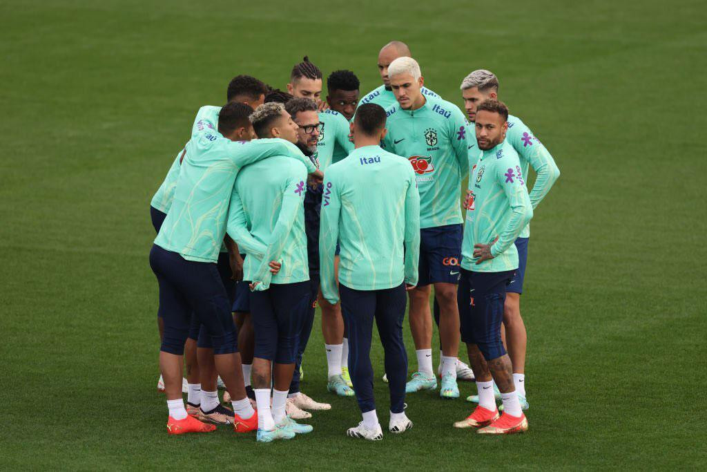 8. Brazil (chiều cao trung bình của 26 cầu thủ: 180,7 cm).