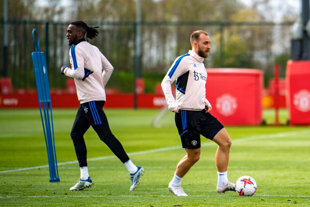Eriksen (phải) đã trở lại tập luyện.