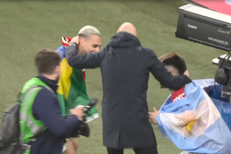 HLV Ten Hag khiêu vũ cùng Antony và Lisandro Martinez.