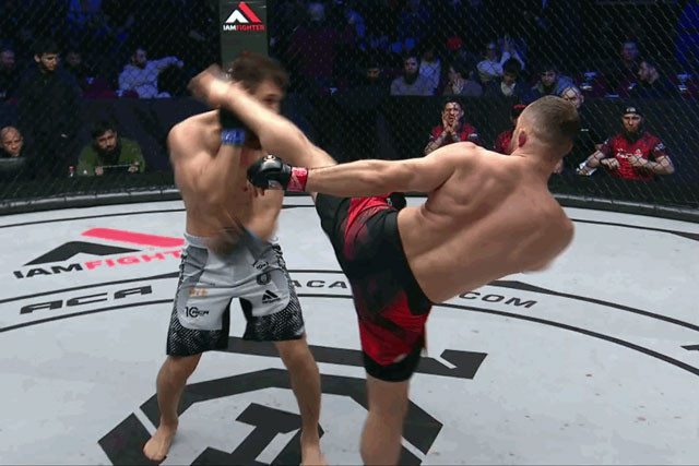 Alexey Makhno ra đòn chính xác.