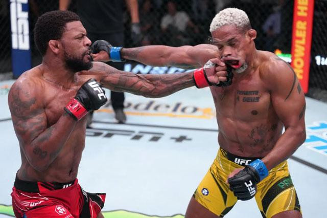 Cú đấm cực mạnh của Michael Johnson. Cú đấm cực mạnh của Michael Johnson.