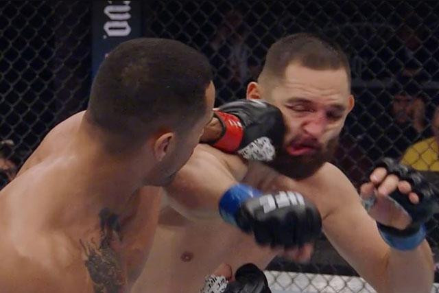 Cú ra đòn khiến Nicolae Negumereanu choáng váng.