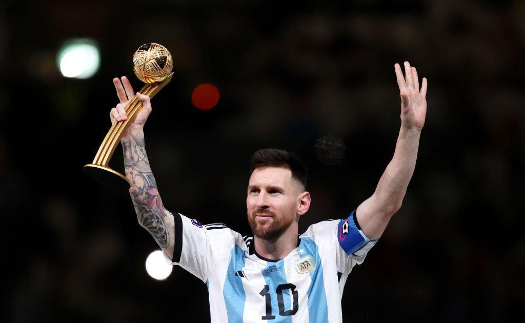 Messi nhận giải thưởng Quả bóng vàng World Cup 2022.