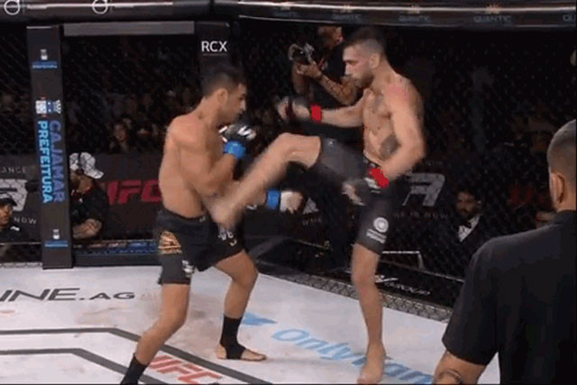 Jonas Bilharinho ra đòn chuẩn xác.