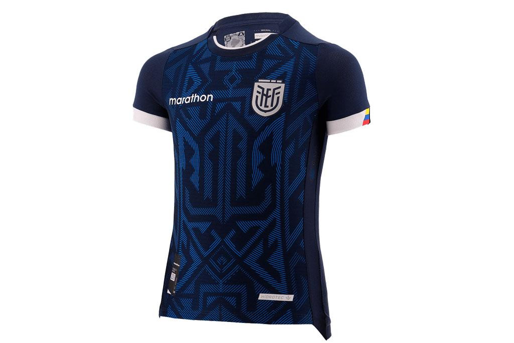 7. Áo sân khách của Ecuador do Marathon sản xuất.