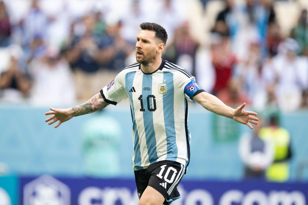 Messi ăn mừng bàn mở tỷ số vào lưới Saudi Arabia.