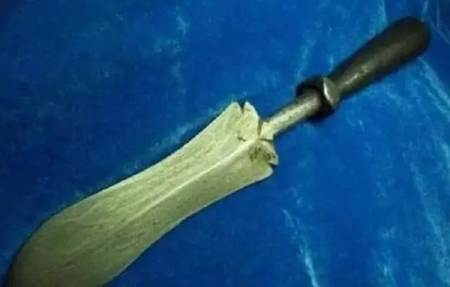 Chiếc thương ngắn được tìm thấy trong lăng mộ được cho là của Tào Tháo. Ảnh QQ