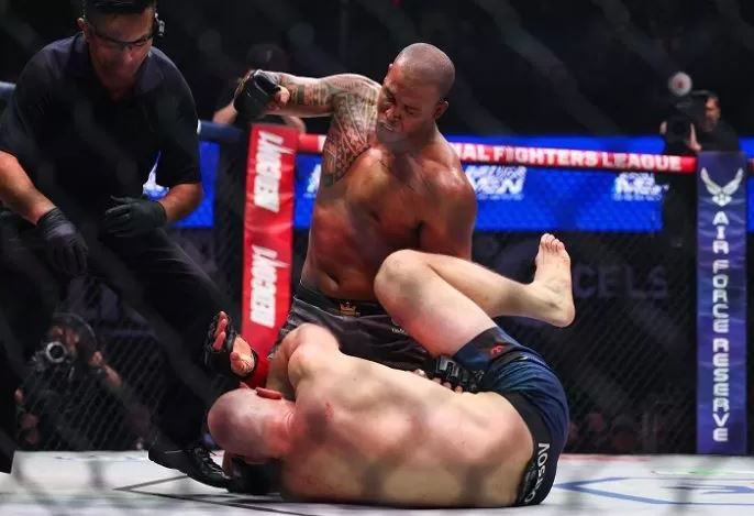 Renan Ferreira đấm gục Denis Goltsov.