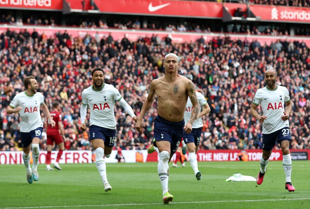 Niềm vui của các cầu thủ Tottenham sau khi Richarlison gỡ hoà 3-3.