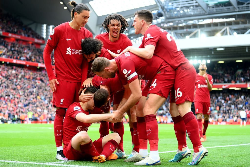 Các cầu thủ Liverpool vỡ oà sau bàn thắng muộn của Jota.