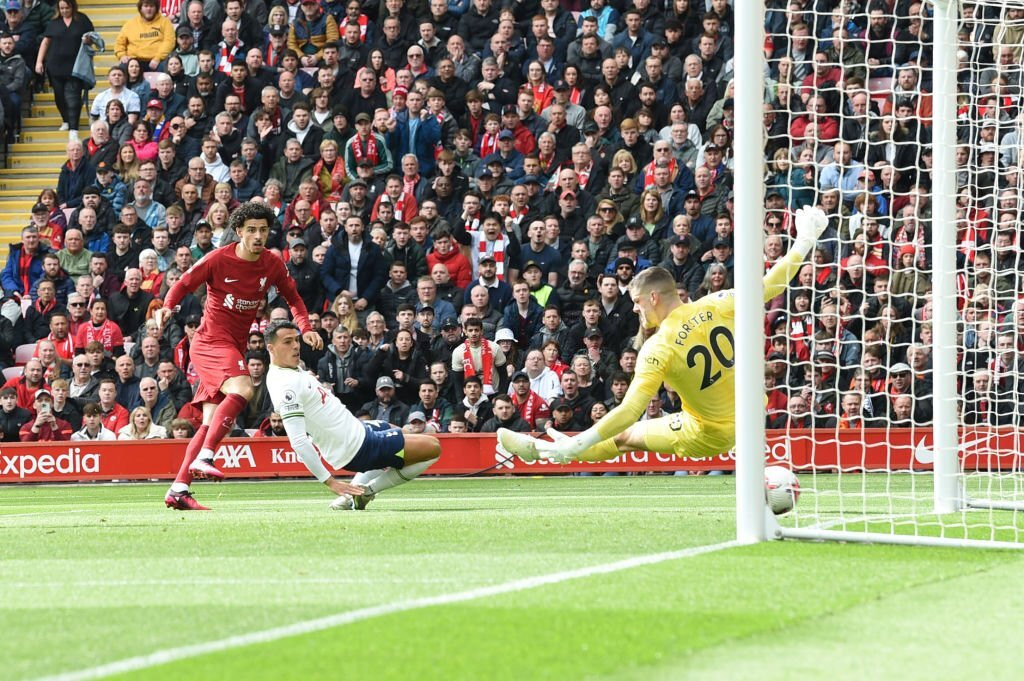 Curtis Jones đưa Liverpool vượt lên dẫn trước ngay đầu trận