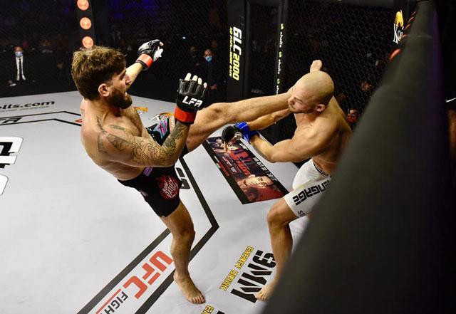 Cú đá cực mạnh giúp Silveira giành chiến thắng. Cú đá cực mạnh giúp Silveira giành chiến thắng.