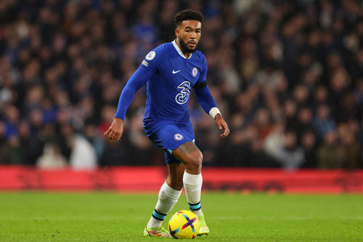 Hậu vệ phải: Reece James Chelsea, định giá chuyển nhượng: 70 triệu euro).