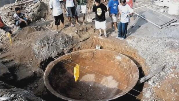 Người dân hiếu kỳ kéo đến xem cổ vật khổng lồ rất đông. Ảnh KK News. Người dân hiếu kỳ kéo đến xem cổ vật khổng lồ rất đông. Ảnh KK News.