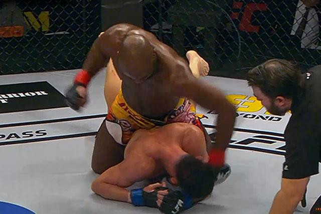 Chris Brown đấm gục Alfonso Leyva. Chris Brown đấm gục Alfonso Leyva.