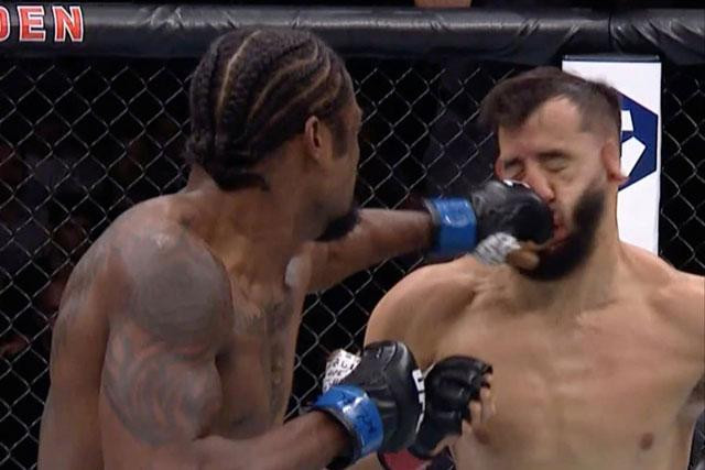 Ryan Spann ra đòn chính xác. Ryan Spann ra đòn chính xác.