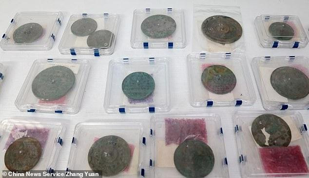 Những chiếc gương cổ có kích thước khác nhau, từ 7-22cm.