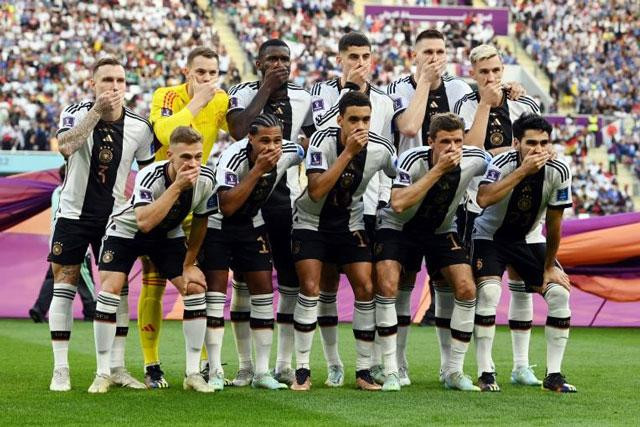 3. Cầu thủ đức che miệng. Trước trận đấu với Nhật Bản tại bảng E, các cầu thủ Đức đã đồng loạt che miệng khi chụp ảnh tập thể. Được biết, nguyên nhân dẫn tới điều này là do họ phản đối FIFA về việc Liên đoàn Bóng đá Thế giới cấm đeo tấm băng đội trưởng “OneLove” trong các trận đấu tại World Cup 2022. 3. Cầu thủ đức che miệng. Trước trận đấu với Nhật Bản tại bảng E, các cầu thủ Đức đã đồng loạt che miệng khi chụp ảnh tập thể. Được biết, nguyên nhân dẫn tới điều này là do họ phản đối FIFA về việc Liên đoàn Bóng đá Thế giới cấm đeo tấm băng đội trưởng “OneLove” trong các trận đấu tại World Cup 2022.
