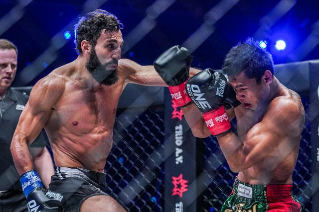 Chingiz Allazov áp đảo đối thủ bằng việc ra đòn chính xác.