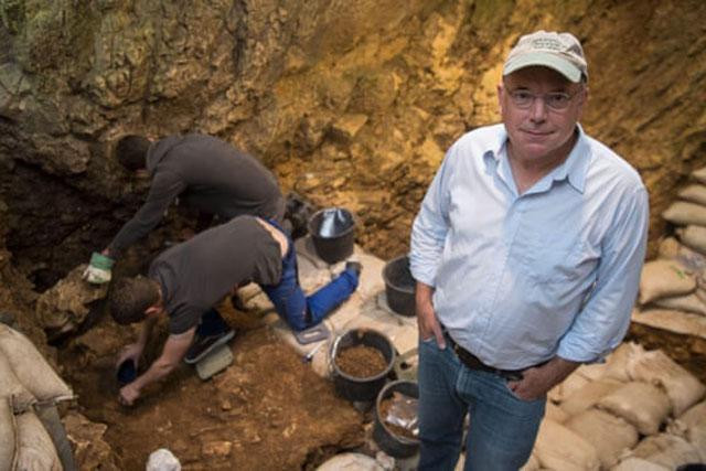 Nhà khảo cổ học Nicholas Conard thuộc Đại học Tubingen trong hang Hohle Fels.