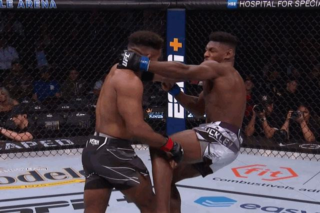 Chris Curtis (trái) ra đòn chính xác. Chris Curtis (trái) ra đòn chính xác.