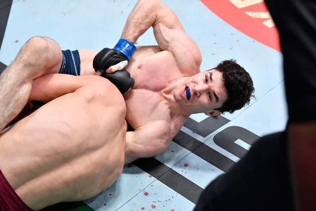 Mike Malott khiến đối thủ không thể chống đỡ bằng đòn siết cổ quá hiểm hóc. Mike Malott khiến đối thủ không thể chống đỡ bằng đòn siết cổ quá hiểm hóc.