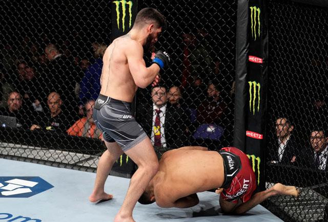 Ilia Topuria đấm gục Jai Herbert.