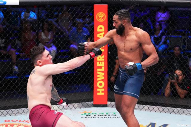 Claudio Ribeiro đấm gục đối thủ.