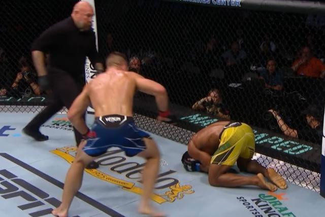 Rafael Alves gục ngã trước pha ra đòn của đối thủ. Rafael Alves gục ngã trước pha ra đòn của đối thủ.