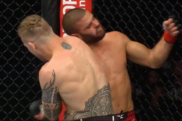 Jake Matthews đấm gục đối thủ.