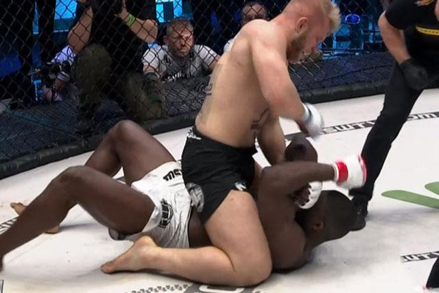 Marek Samociuk ra đòn giành chiến thắng.