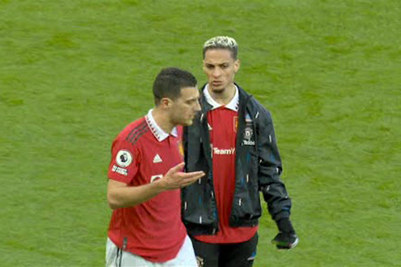 Dalot và Antony lời qua tiếng lại với nhau.